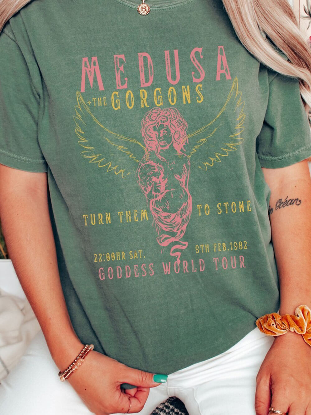 T-shirt de groupe vintage avec la déesse grecque Méduse