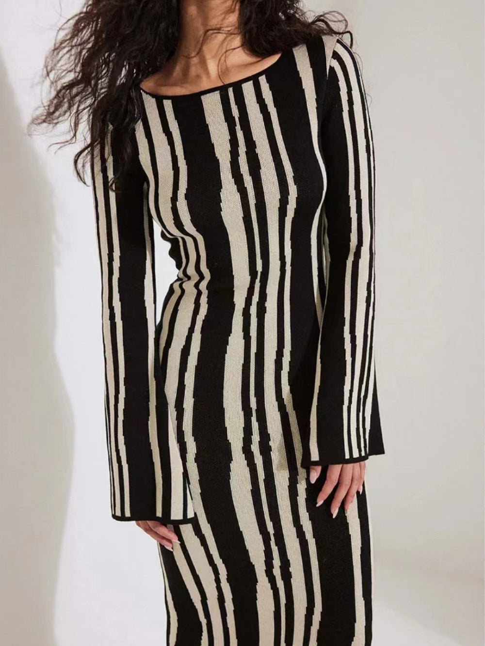 Robe longue à manches cloche contrastées