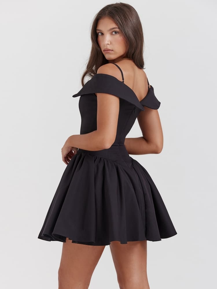 Mini-robe noire à bretelles spaghetti et épaules dénudées