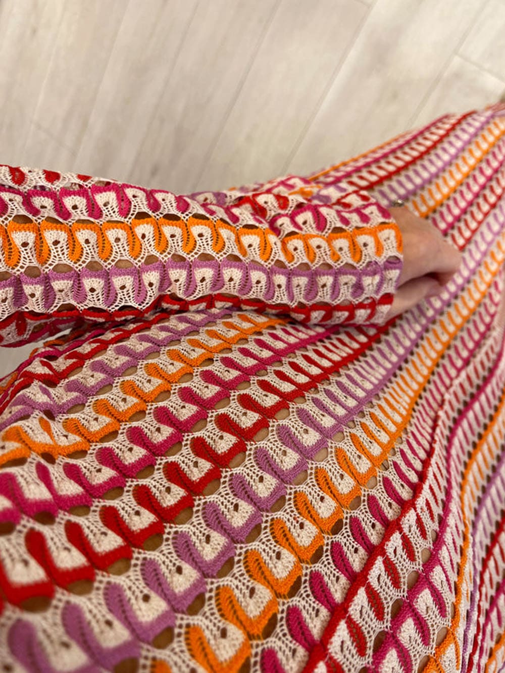 Robe longue bohème à col en V et manches cloche, rayures ondulées au crochet, idéale pour les vacances à la plage - Rouge