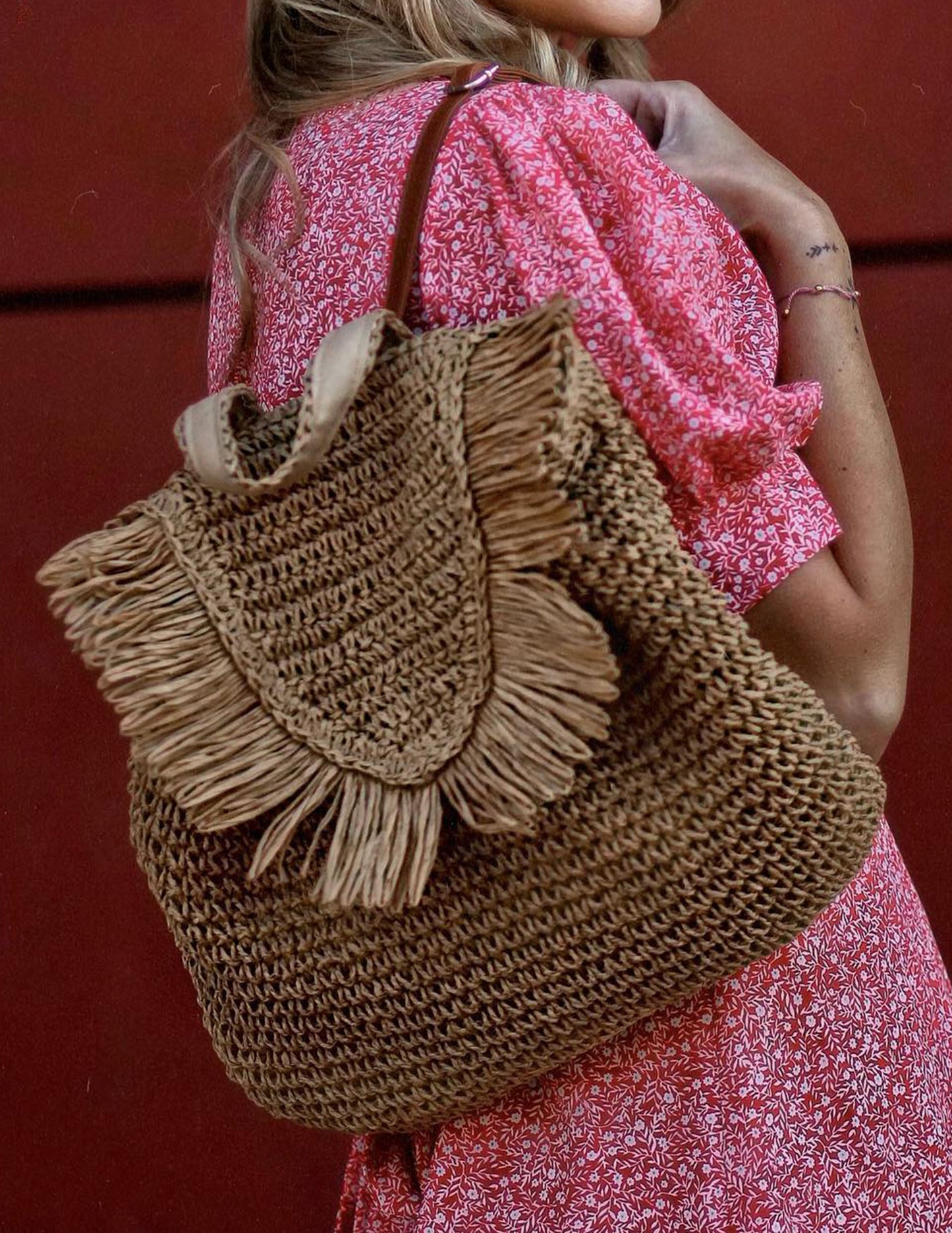 Sac à dos en paille tressée à bordure frangée caramel
