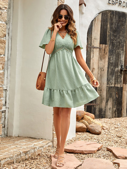 Robe unie à col en V et manches à volants