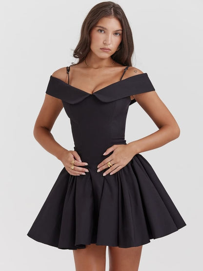 Mini-robe noire à bretelles spaghetti et épaules dénudées