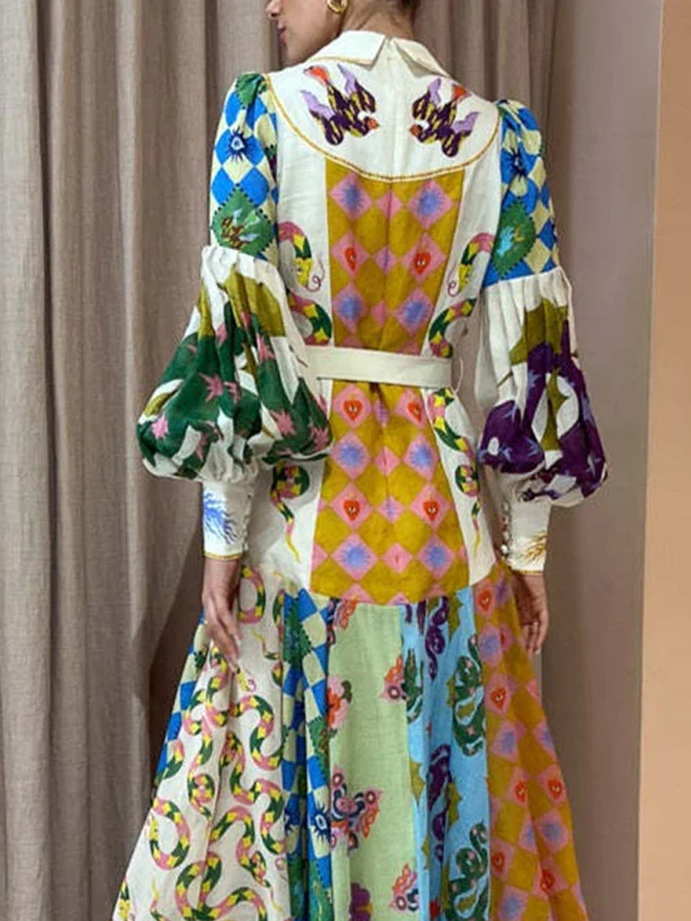 Robe longue irrégulière à manches ballon et motif graffiti tendance