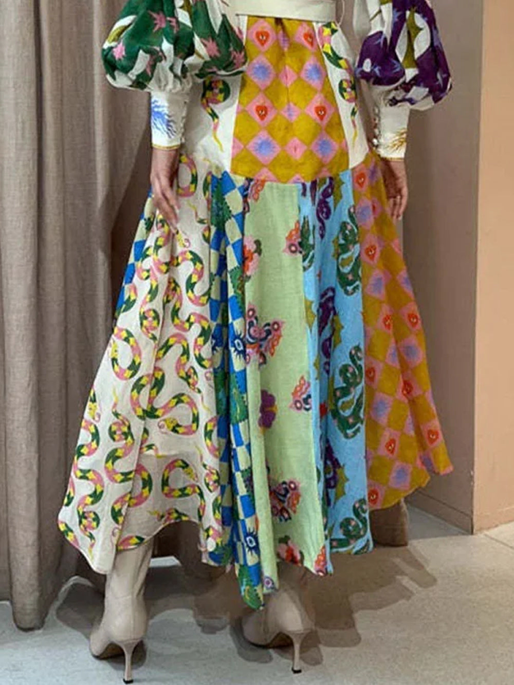 Robe longue irrégulière à manches ballon et motif graffiti tendance