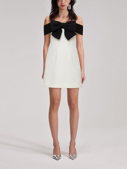 Robe à épaules dénudées et nœud