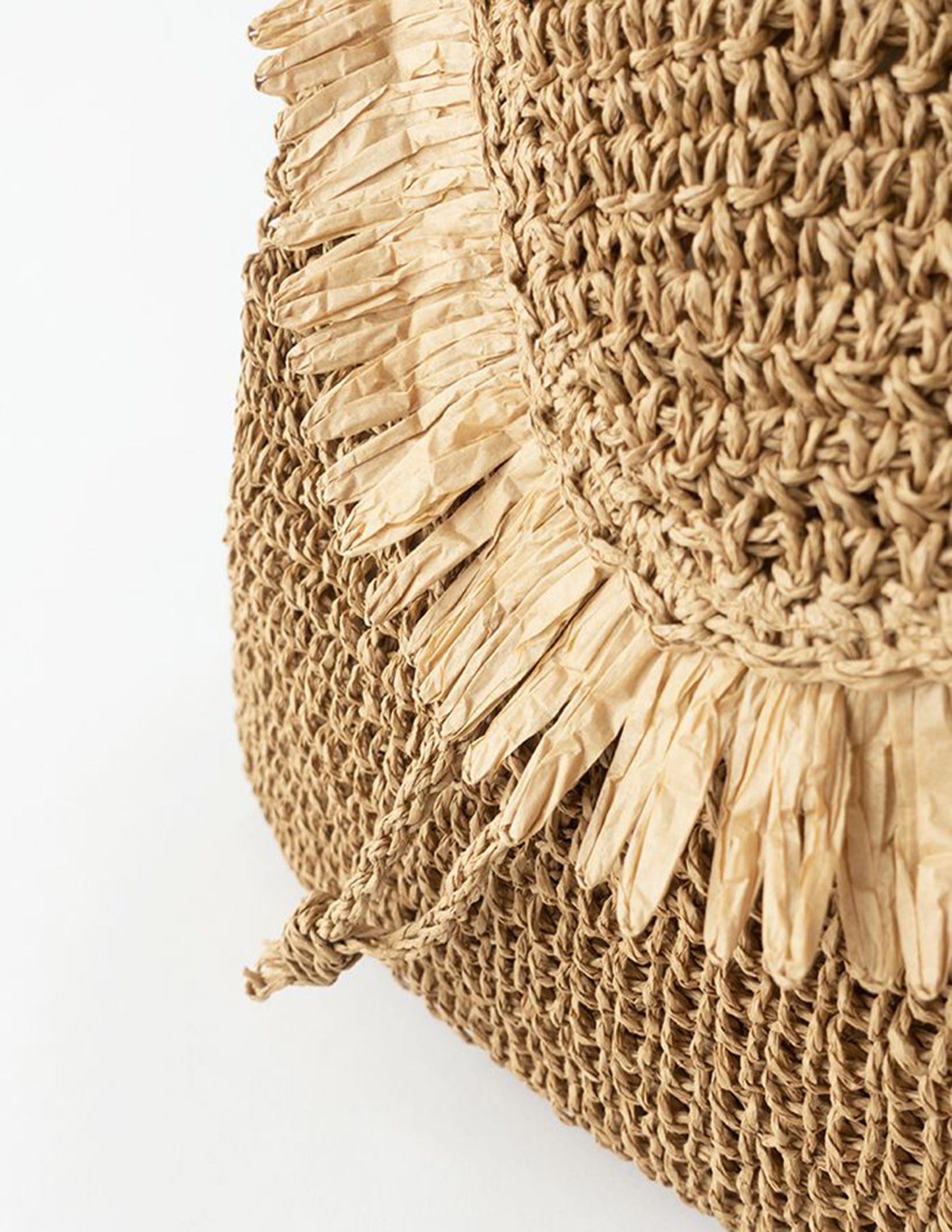 Sac à dos en paille tressée à bordure frangée caramel