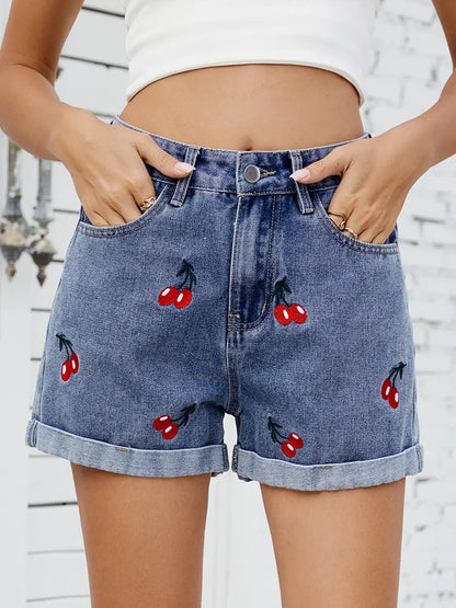 Short en jean brodé de cerises