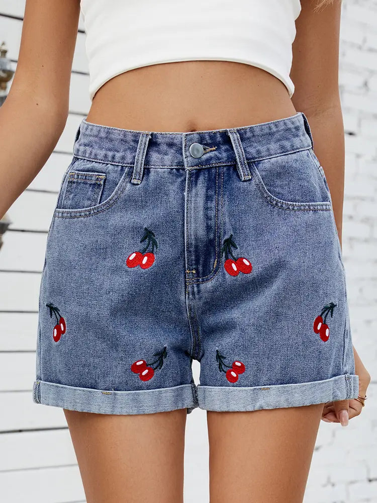 Short en jean brodé de cerises