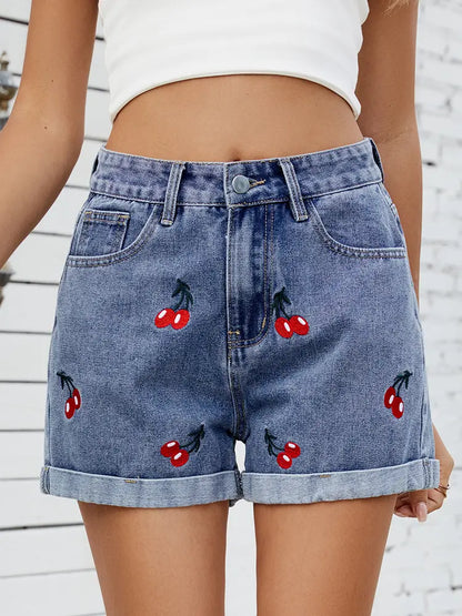 Short en jean brodé de cerises