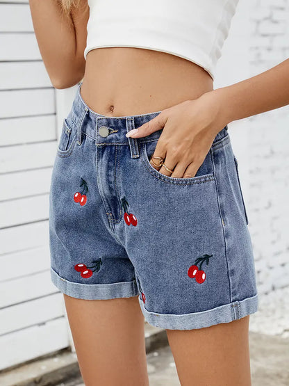 Short en jean brodé de cerises