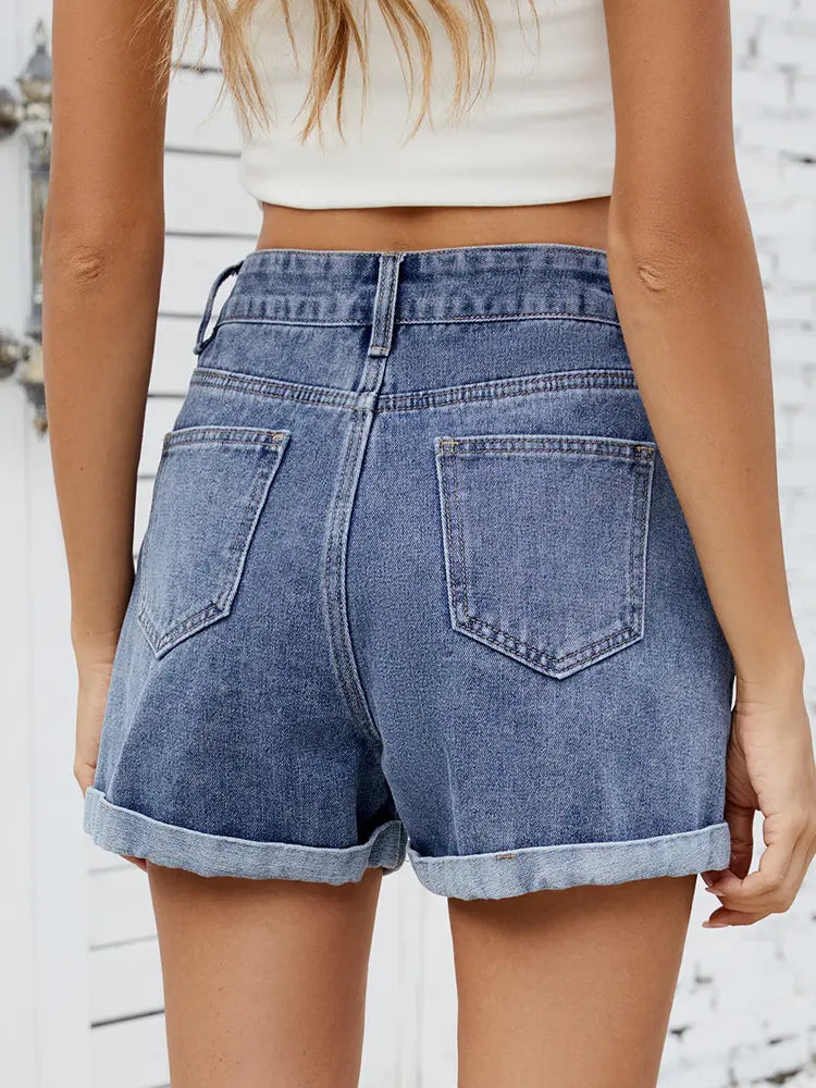 Short en jean brodé de cerises