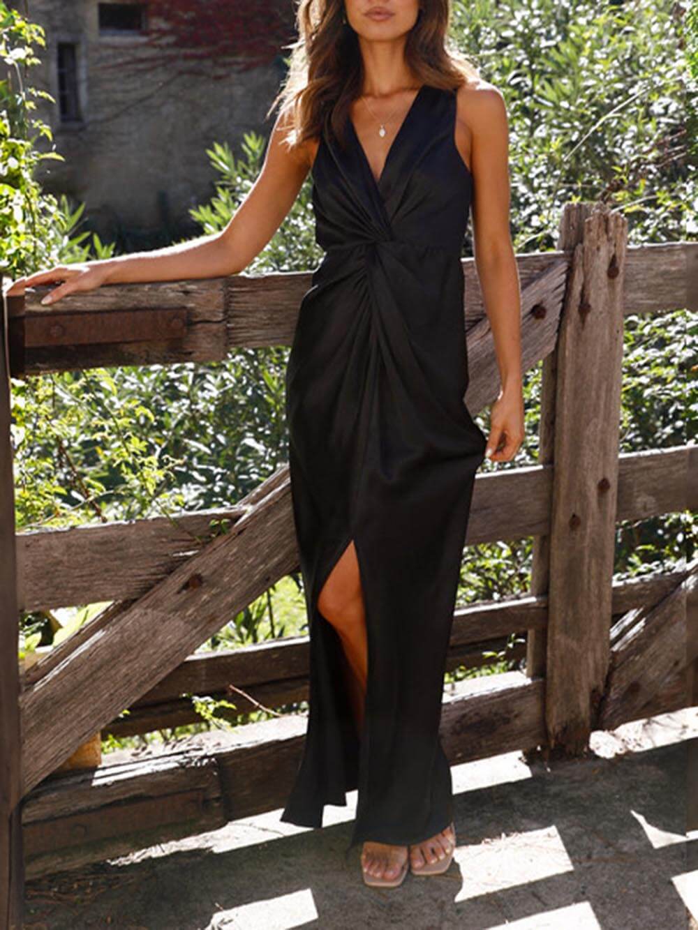 Robe dos nu sans manches à décolleté en V profond