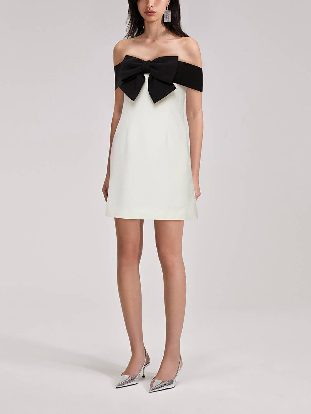 Robe à épaules dénudées et nœud