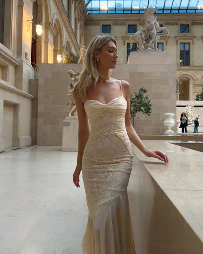 Robe décolletée en mousseline de soie et dentelle 