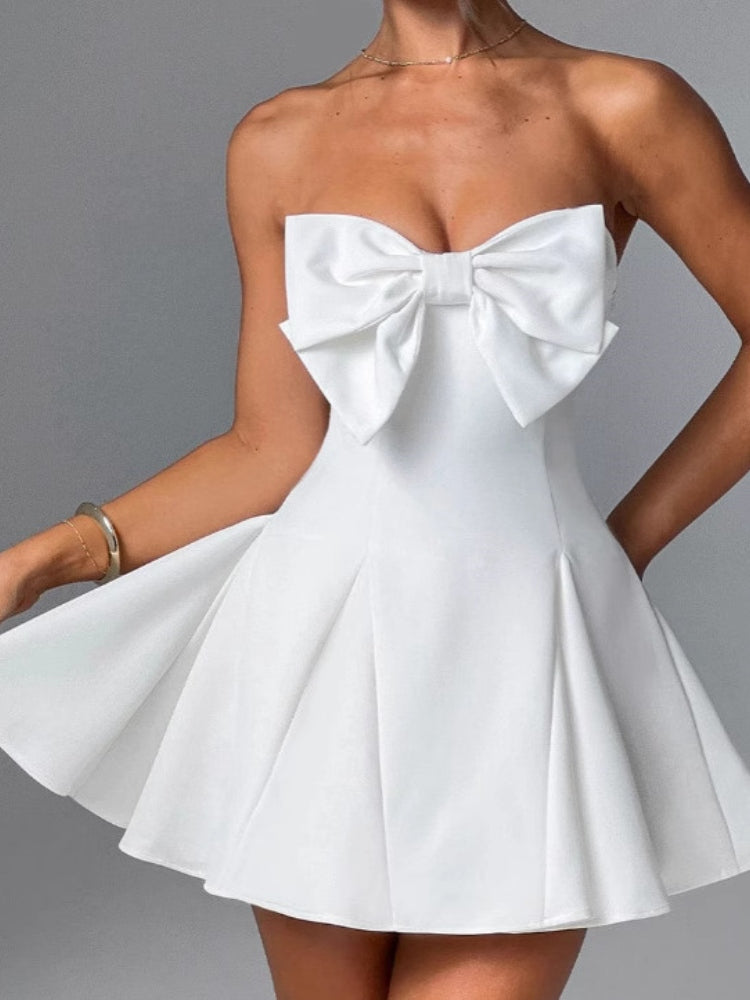 Robe à nœud papillon et décolleté en cœur