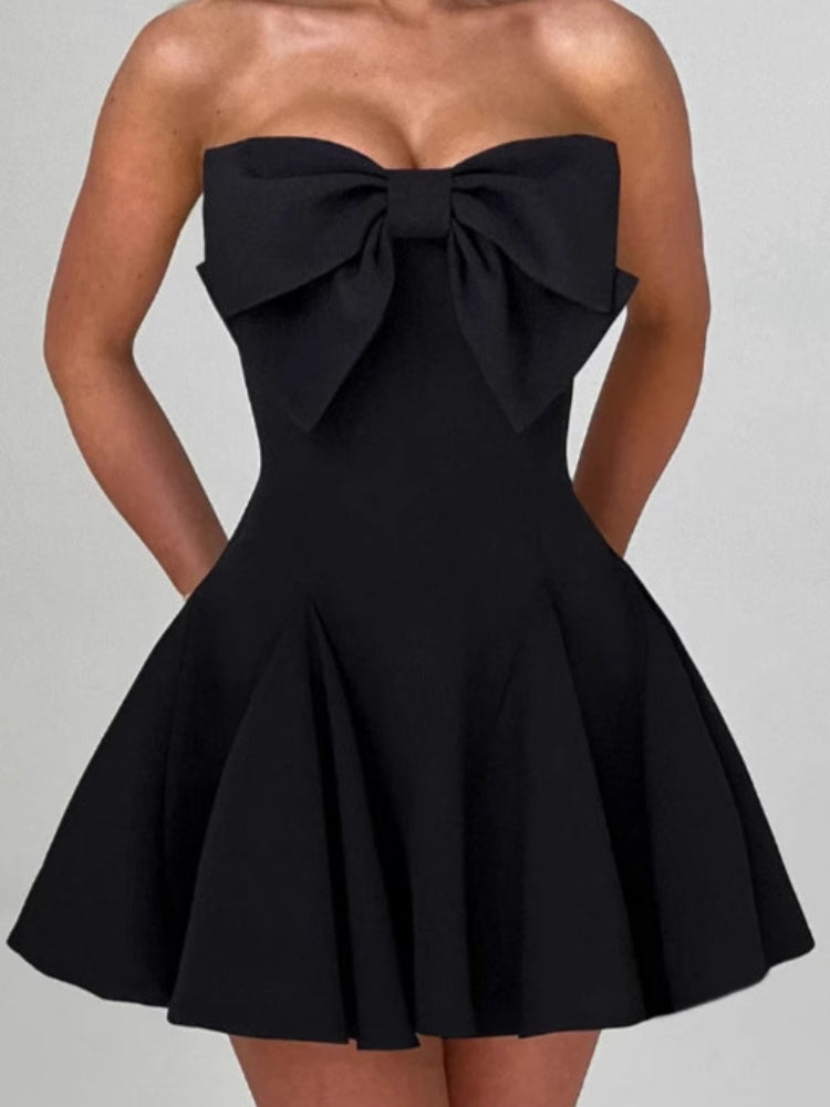 Robe à nœud papillon et décolleté en cœur