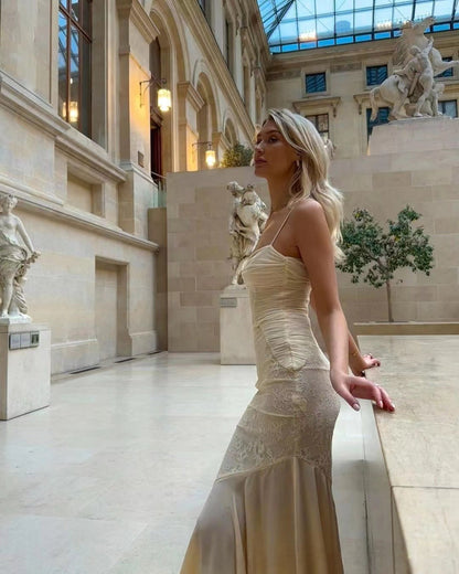 Robe décolletée en mousseline de soie et dentelle 