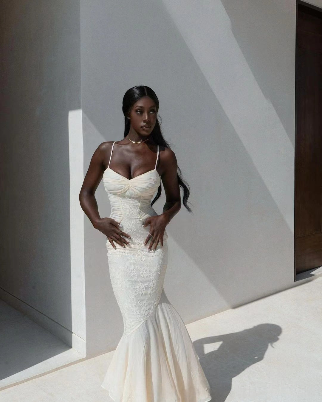 Robe décolletée en mousseline de soie et dentelle 