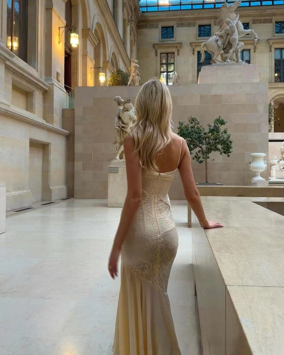 Robe décolletée en mousseline de soie et dentelle 