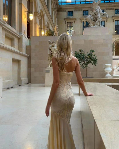 Robe décolletée en mousseline de soie et dentelle 