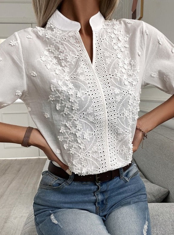 Chemise en dentelle brodée à col montant et col en V