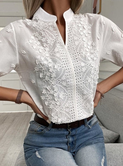 Chemise en dentelle brodée à col montant et col en V